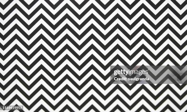 abstract background stripped in black and white - zigzag photos et images de collection