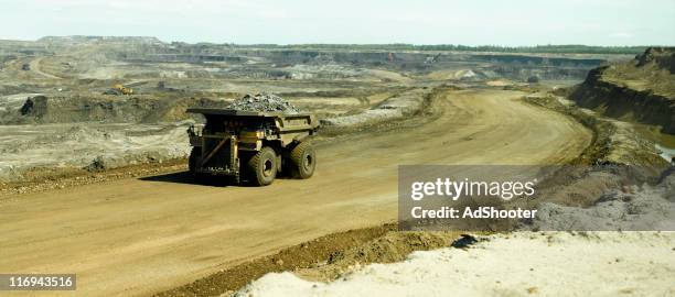 bergbau kipplaster - fort mcmurray canada stock-fotos und bilder