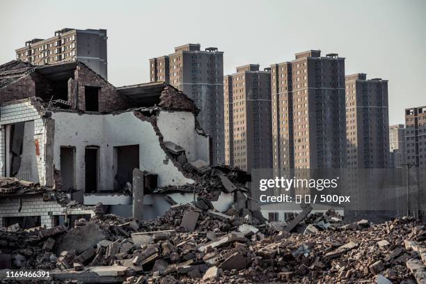 ruined house against skyscrapers - 春 stockfoto's en -beelden