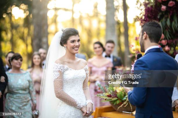 braut und bräutigam im altar - wedding ceremony stock-fotos und bilder