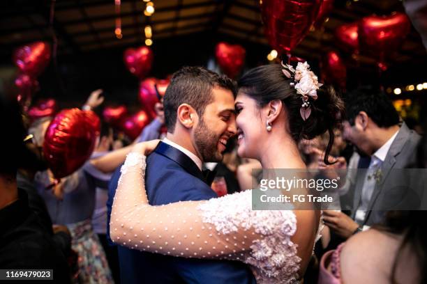 braut und bräutigam tanzen während ihrer hochzeitsfeier - wedding ceremony stock-fotos und bilder