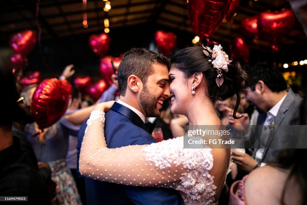 Novia y novio bailando durante su fiesta de bodas