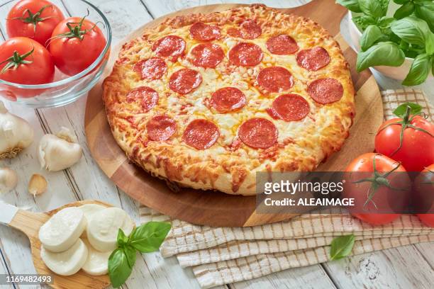 pepperoni pizza - pepperoni pizza overhead stock-fotos und bilder