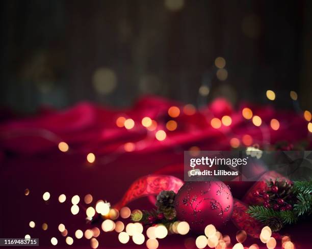 christmas baubles background - minimal christmas stock pictures, royalty-free photos & images