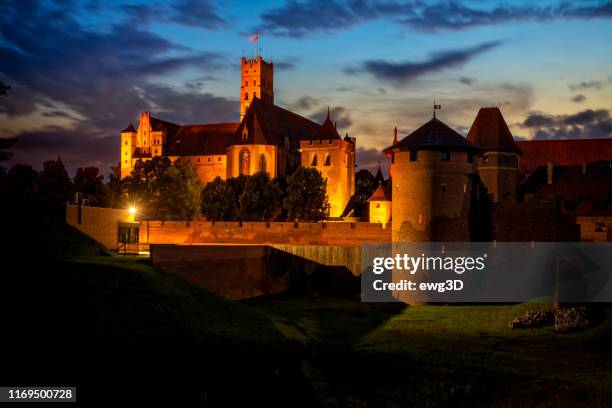 medieval malbork castle by night, poland - marienburg stock pictures, royalty-free photos & images