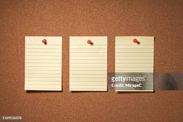 blank to do list note on cork board - chincheta fotografías e imágenes de stock