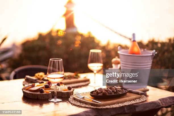 piatto di formaggi e vino - sunlight through drink glass foto e immagini stock