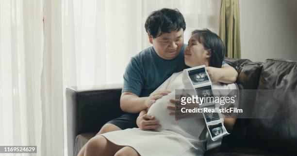 gelukkige zwangere paar op zoek 3d echografie scan foto - family portrait 3d stockfoto's en -beelden