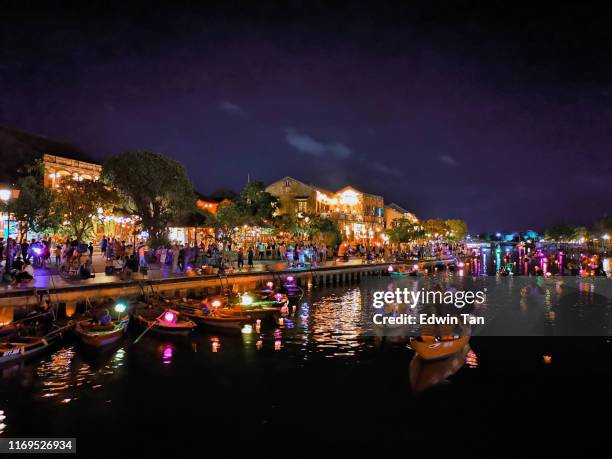 hoi un mercato notturno negozi lungo la riva del fiume con crociera in barca sul lato del fiume con lanterna - japanese lantern foto e immagini stock