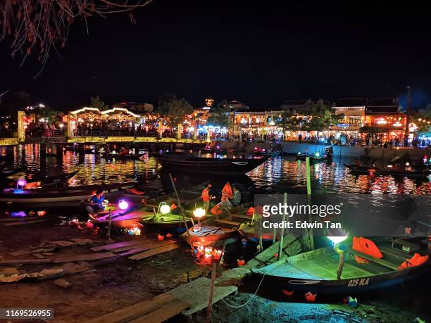 hoi un mercato notturno negozi lungo la riva del fiume con crociera in barca sul lato del fiume con lanterna - japanese lantern foto e immagini stock