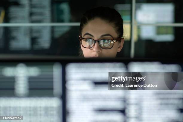 moniteurs de femme de données - analyzing data photos et images de collection