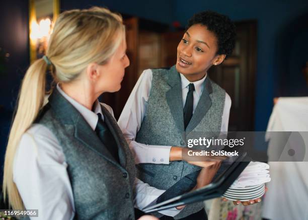 hotel medewerkers werken samen - hospitality worker stockfoto's en -beelden