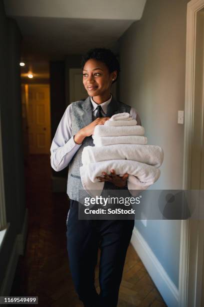 hotel essentials - hospitality worker stockfoto's en -beelden