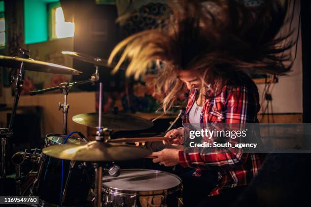 señora tocando la batería - playing drums fotografías e imágenes de stock