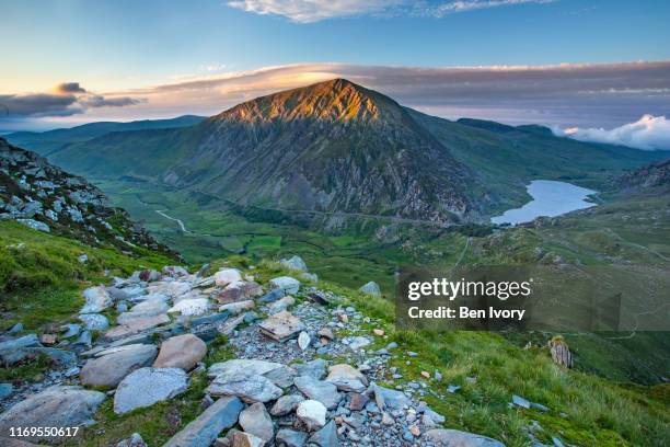 pen yr ole wen and llyn ogwen from y garn.  sunset of welsh mountains and lakes - snowdonia fotografías e imágenes de stock