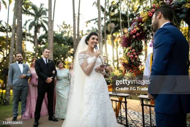 novia y novio en el altar - promesas de matrimonio fotografías e imágenes de stock