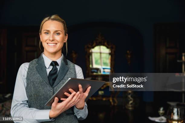 porträt eines professionellen hotelangestellten - reception hotel stock-fotos und bilder