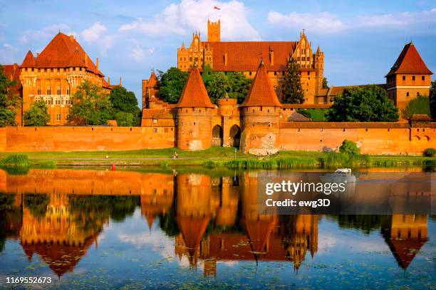 medieval malbork castle on the nogat river, poland - marienburg stock pictures, royalty-free photos & images