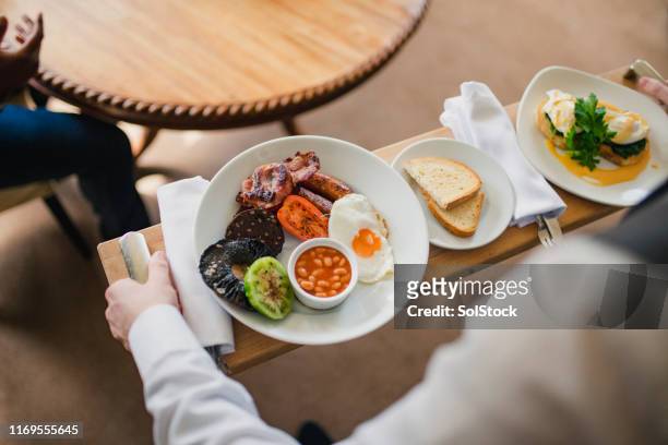 köstliches frühstück - english breakfast stock-fotos und bilder