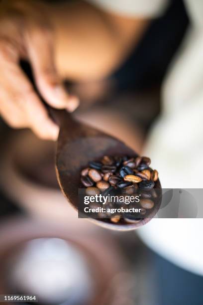kopi luwak kaffeebohnen in indonesischer kaffeerösterei - kopi luwak stock-fotos und bilder