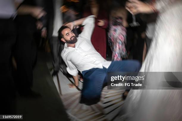 man dansen in de dansvloer tijdens het feest - drunk stockfoto's en -beelden