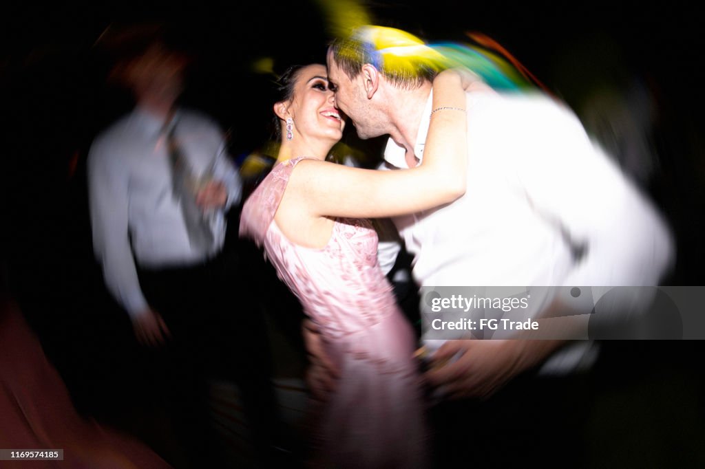 Pareja Bailando Y Besándose En La Pista De Baile Foto de stock - Getty  Images