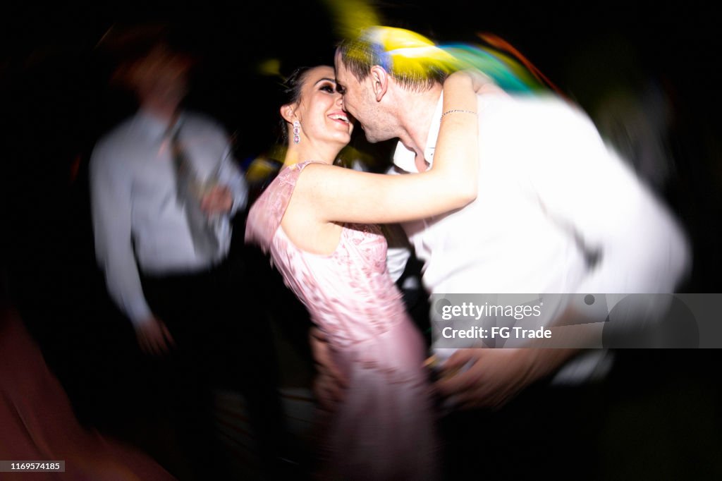 Pareja Bailando Y Besándose En La Pista De Baile Foto de stock - Getty Images Pareja Bailando Y Besándose En La Pista De Baile Foto de stock - Getty Images