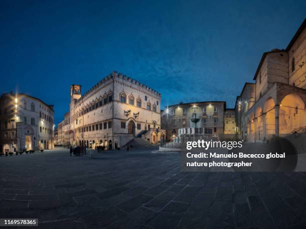 piazza della fontana a perugia in centro storico con le luci accese all'ora blu. - perugia stock pictures, royalty-free photos & images