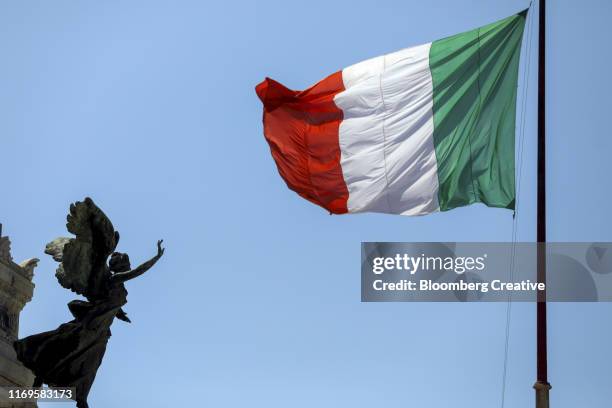 the italian national flag - flagpole sitting stockfoto's en -beelden