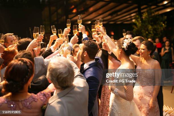 novia, novio e invitados de boda haciendo un brindis - edificio de eventos fotografías e imágenes de stock