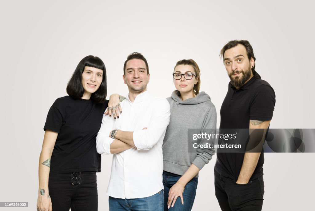 Grupo feliz de jóvenes sobre un fondo blanco