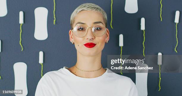 jag tar stigmatiseringen av sanitetsplagg - short haircut styles for women bildbanksfoton och bilder