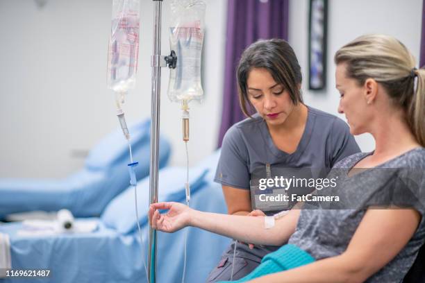 las mujeres reciben tratamiento por goteo intravenoso - hemodialisis fotografías e imágenes de stock