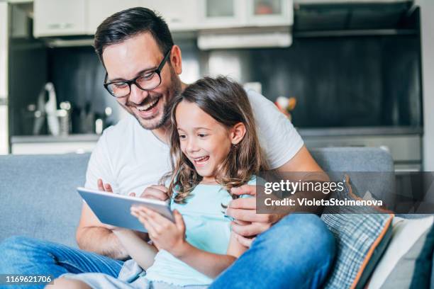 de bank is onze gelukkige - child and ipad stockfoto's en -beelden