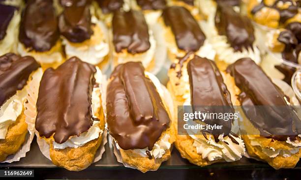 chocloate eclairs - relámpago de crema fotografías e imágenes de stock