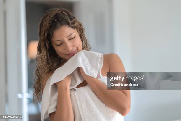 vrouw drogen zelf in de badkamer na het nemen van een douche - drying stockfoto's en -beelden