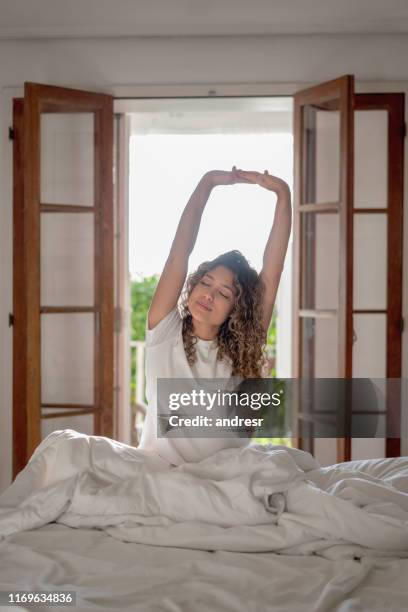 vrouw wakker in de ochtend en geeuwen in bed - yawning woman stockfoto's en -beelden