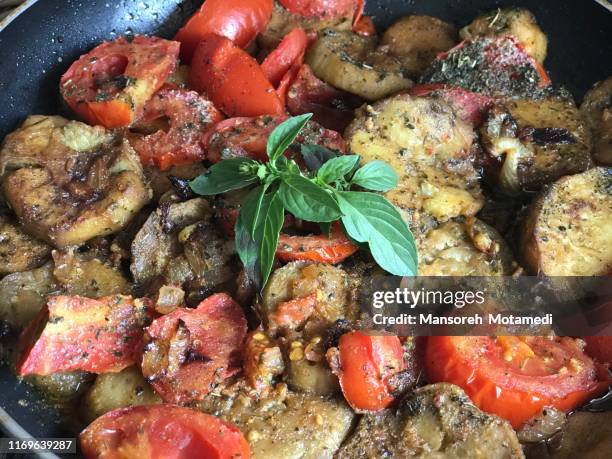 delicious food with eggplant - eggplant tomato pizza stock pictures, royalty-free photos & images