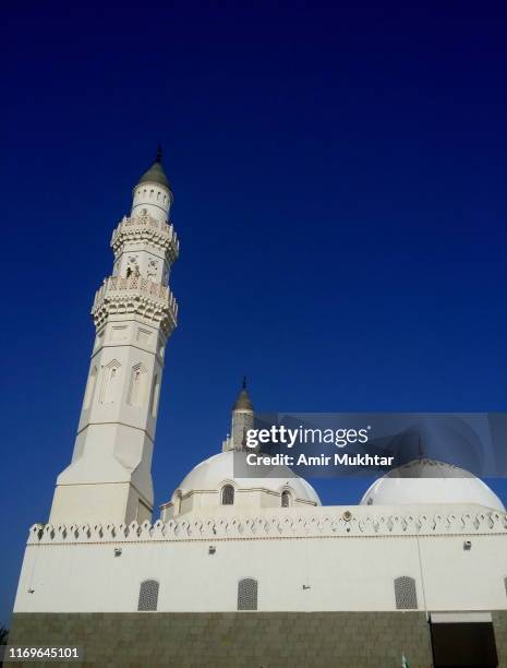 mosque quba (qoba) from outside - medina district stock pictures, royalty-free photos & images