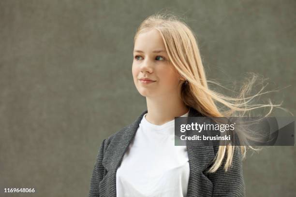 13歳のブロンドの十代の少女のクローズアップ屋外の肖像画 - 12 year old blonde girl ストックフォトと画像