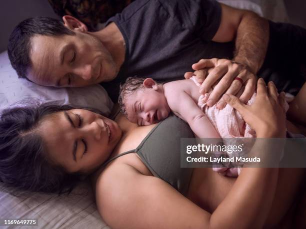 new parents - home birth - home birth stock-fotos und bilder