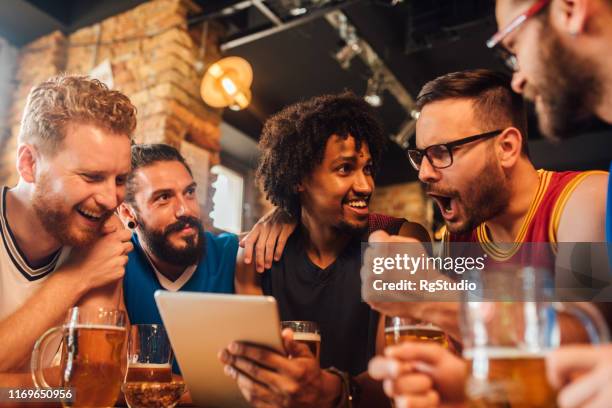 watching the game online at the pub - apostas desportivas imagens e fotografias de stock