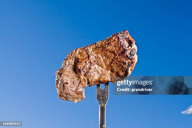 steak sur une fourche - mode de cuisson des aliments photos et images de collection