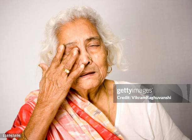 india senior mujer con dolor problemas de salud - senior women india fotografías e imágenes de stock