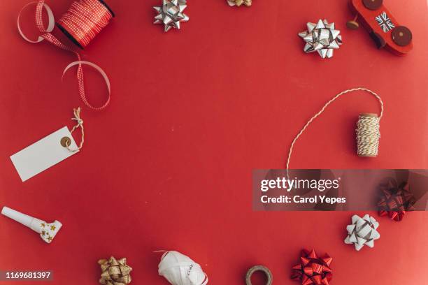 flat lay xmas items frame in red - flat lay stock-fotos und bilder