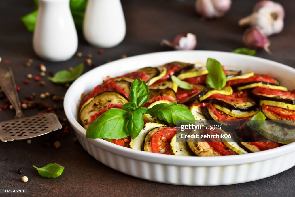 Ratatouille - ein traditionelles Gemüsegericht der französischen Küche. Ratatouille Gericht aus Auberginen, Zucchini und Tomaten.