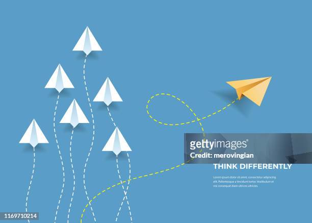 fliegende papierflugzeuge. anders denken, führung, trends, kreative lösung und einzigartiges wegkonzept. seien sie anders. - innovation stock-grafiken, -clipart, -cartoons und -symbole