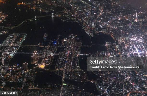tokyo bay and tokyo cityscape night time aerial view from airplane - toyosu stock-fotos und bilder