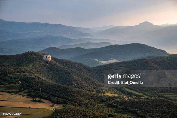 globo aéreo sobre volcanes lanscape brumosos en la garrotxa, provincia de gerona, cataluña, españa - catalonia fotografías e imágenes de stock