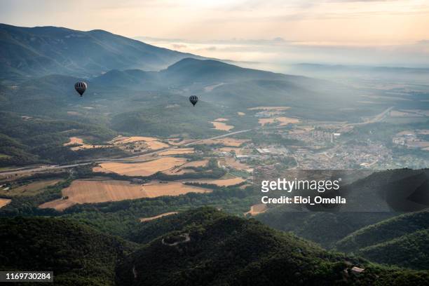 西班牙加泰羅尼亞州拉加羅特薩火山地區的氣球 - gerona province 個照片及圖片檔